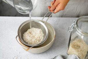0-Person-washing-rice