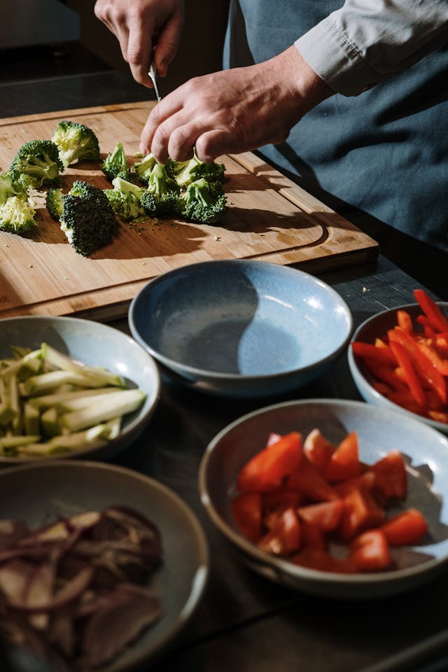 Veg-News-choppingbroccoli-pexels
