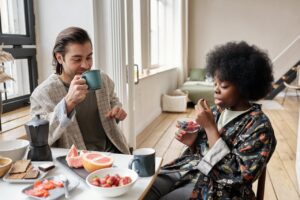 people-eating-healthy-breakfast